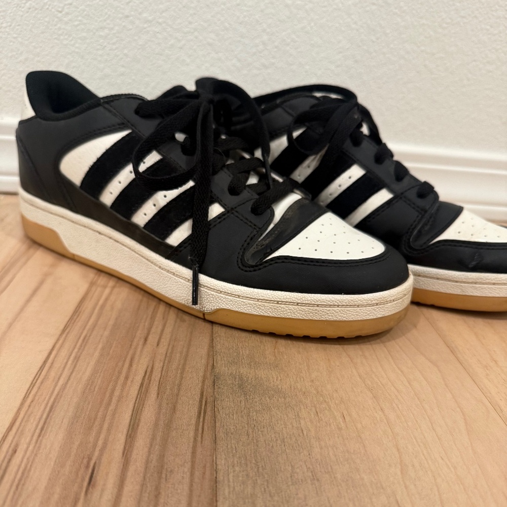 Adidas Women’s shoes, similar to samba, size 8